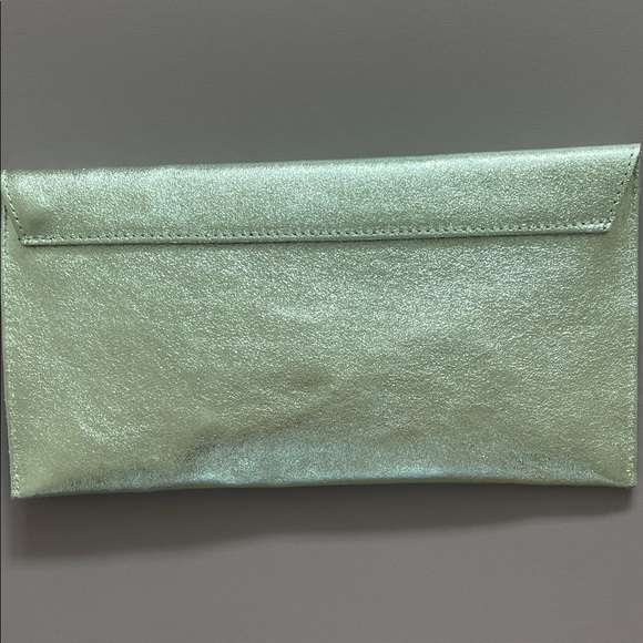 🧚‍♀️✨ Mint Green Metallic Clutch Made in Italy BENOA 🧚‍♀️✨ - Picture 3 of 9
